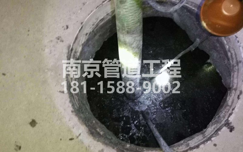 216百水芊城清理化粪池