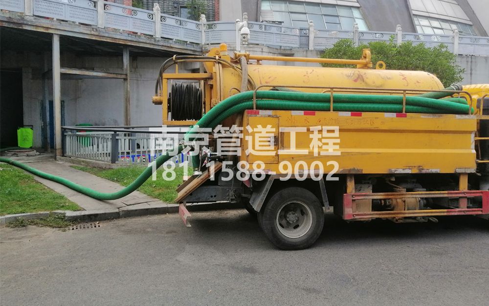 277百水芊城商场隔油池吸污