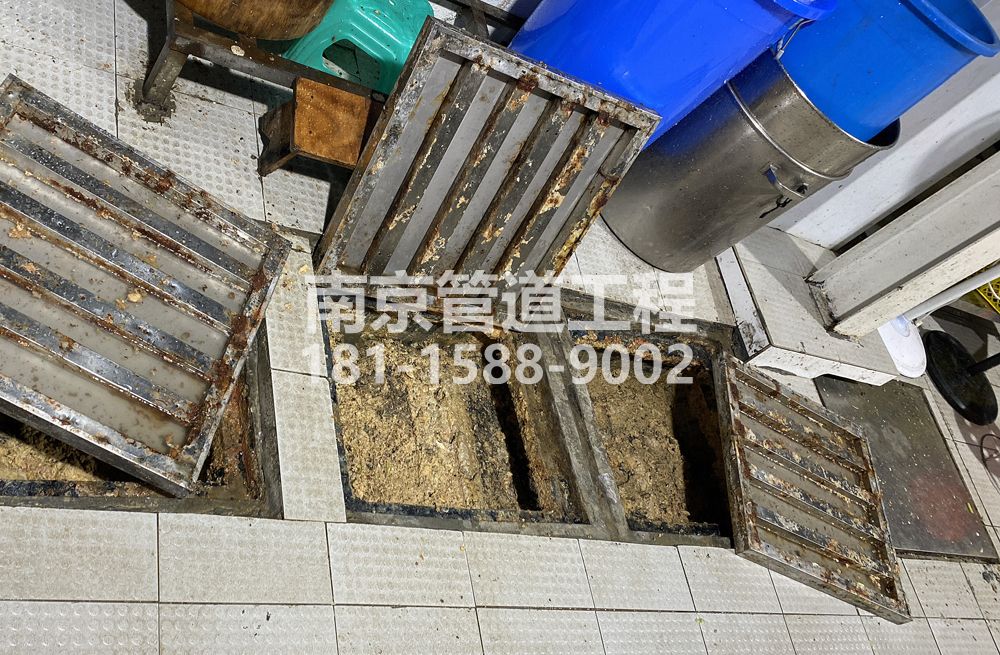 278百水芊城城管中队食堂隔油池清理